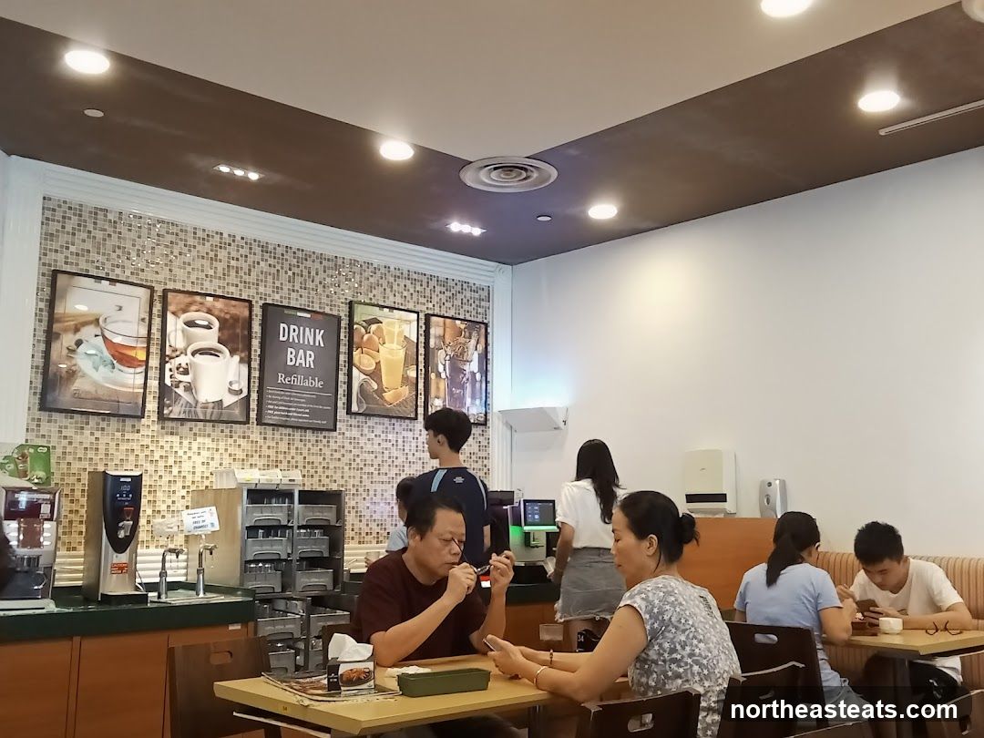 Diners at a cafe
