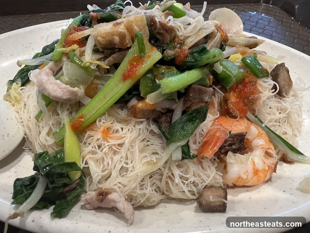 Stir-fried noodles with shrimp and vegetables