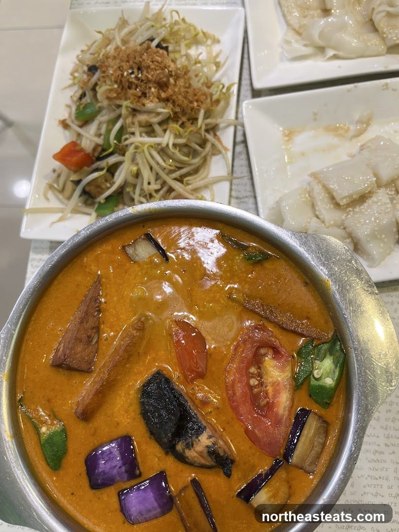 Curry with Vegetables and Rice Rolls