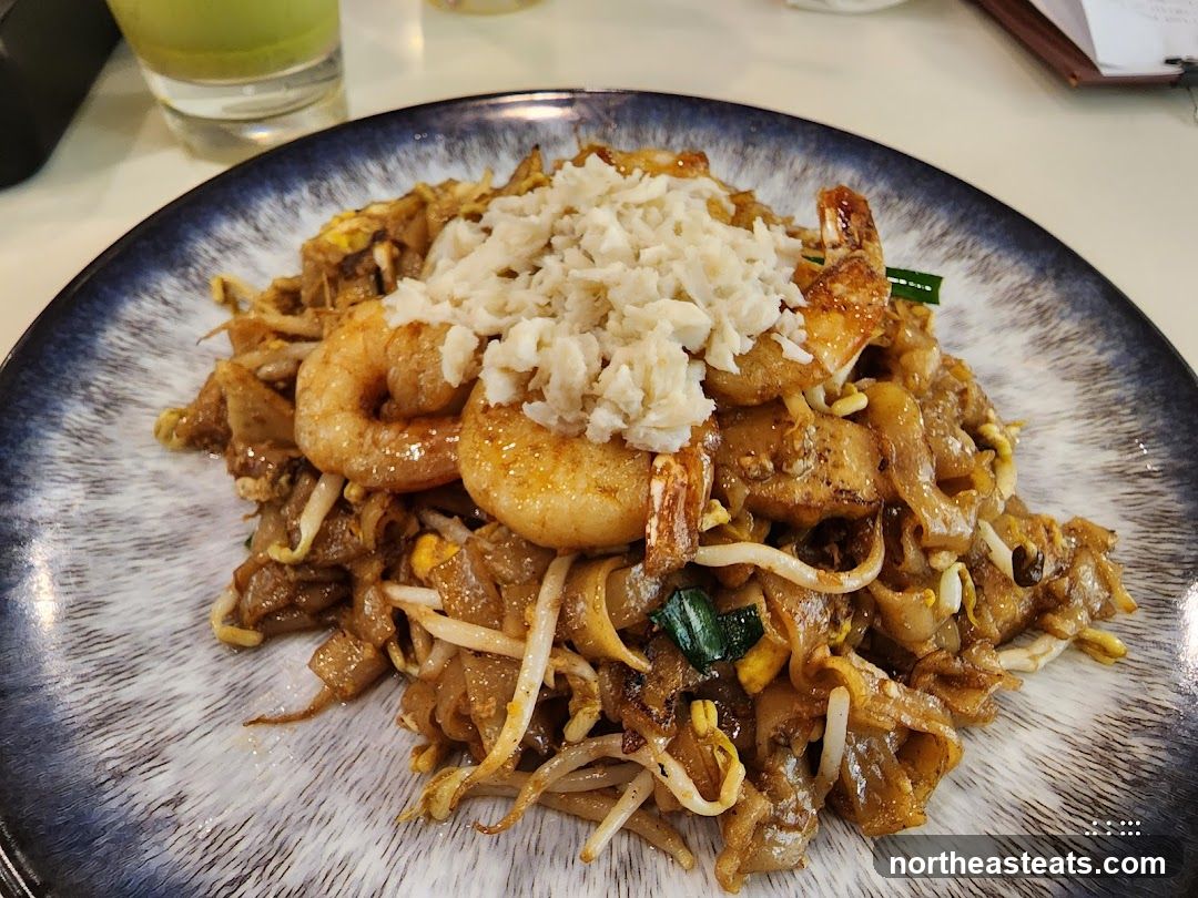 Stir-fried noodles with shrimp and crab meat