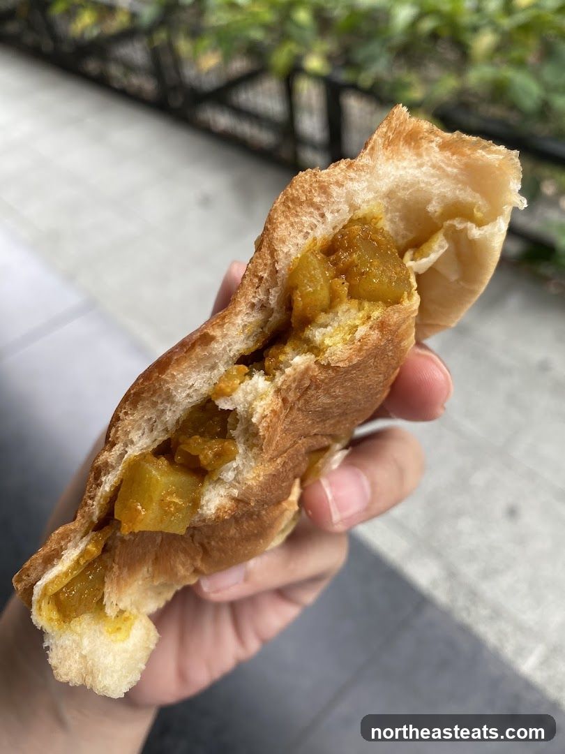 Curry-filled bread roll