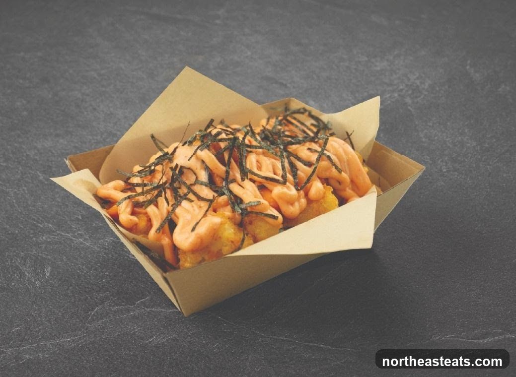 Fried bites with sauce and seaweed
