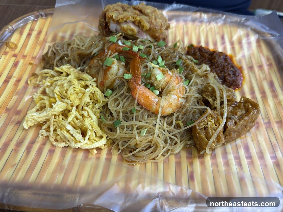 Noodles with Shrimp and Fried Chicken