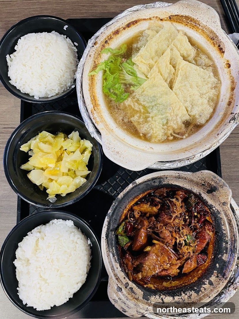 Claypot dishes with rice and pickled vegetables