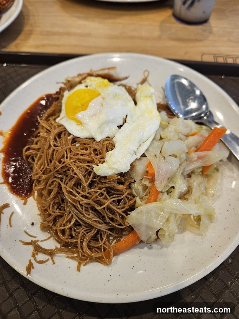 Noodles with Fried Egg and Vegetables