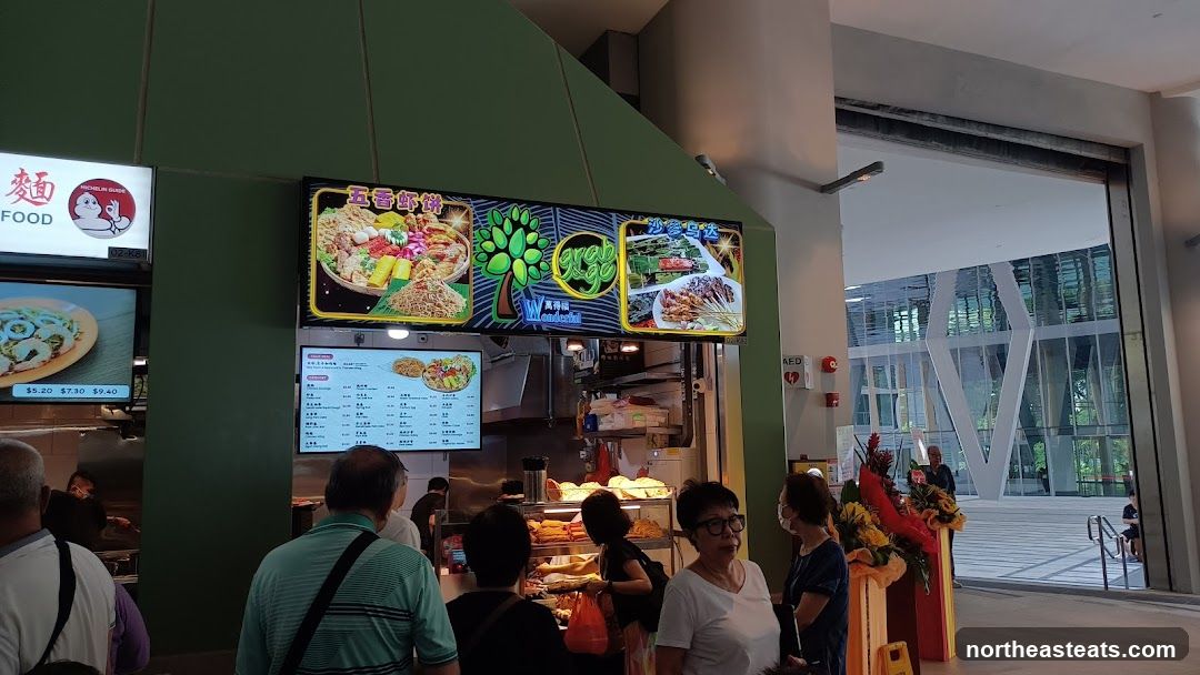 Food stall with digital menus and food displays