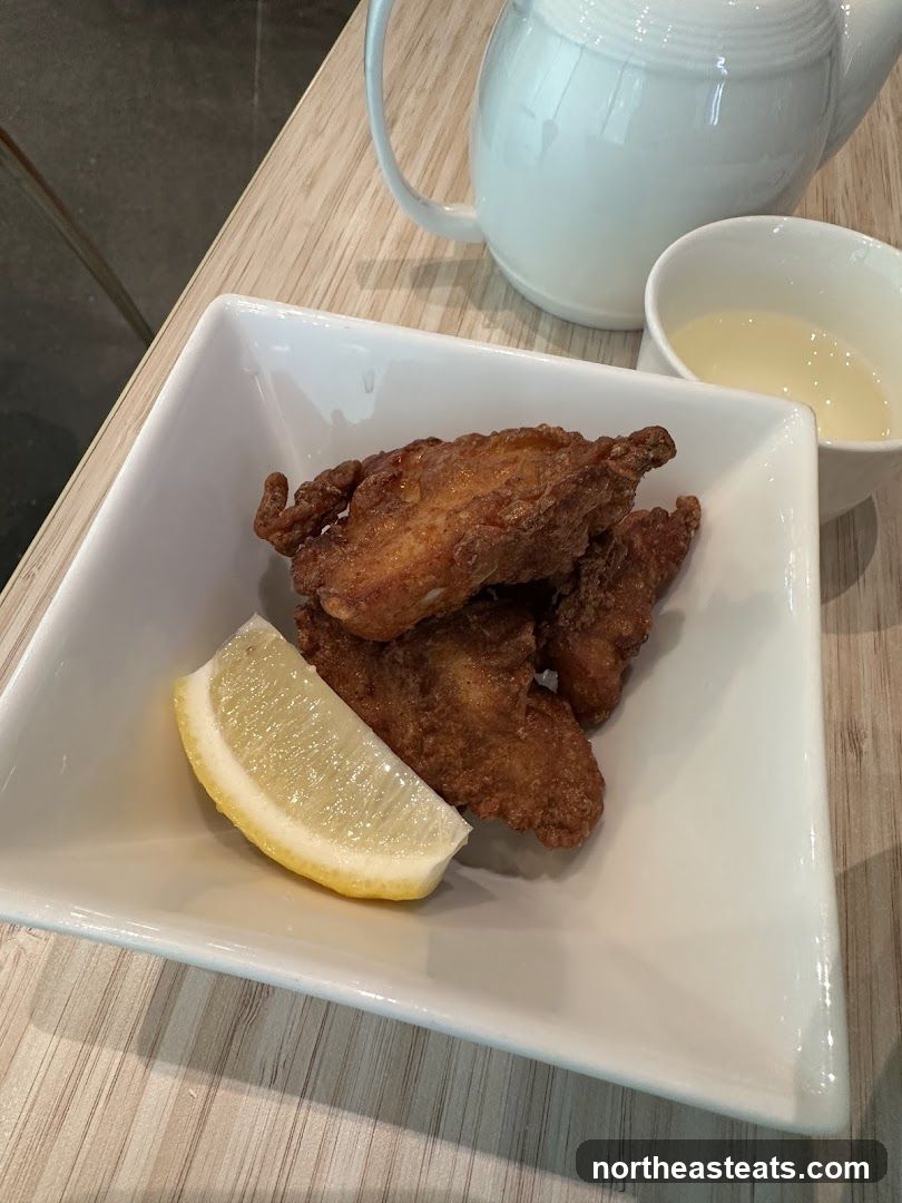 Fried Chicken Wings with Lemon Wedge