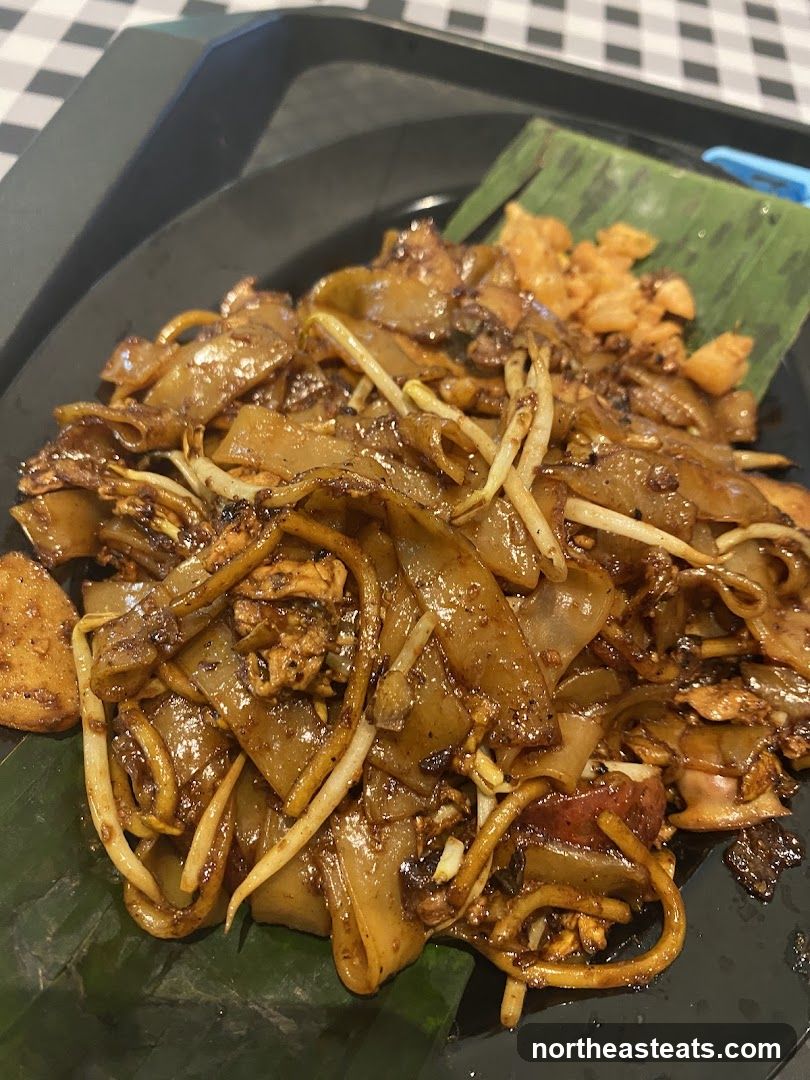 Stir-fried noodles with bean sprouts
