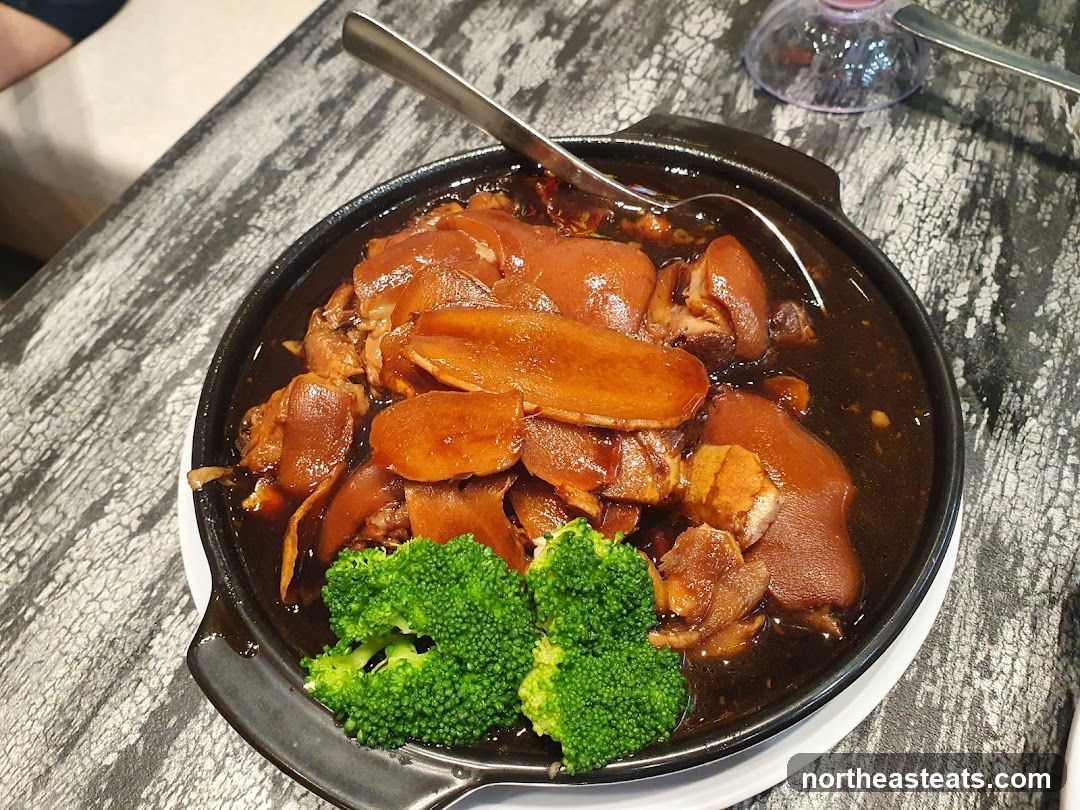 Braised Pork Knuckles with Broccoli