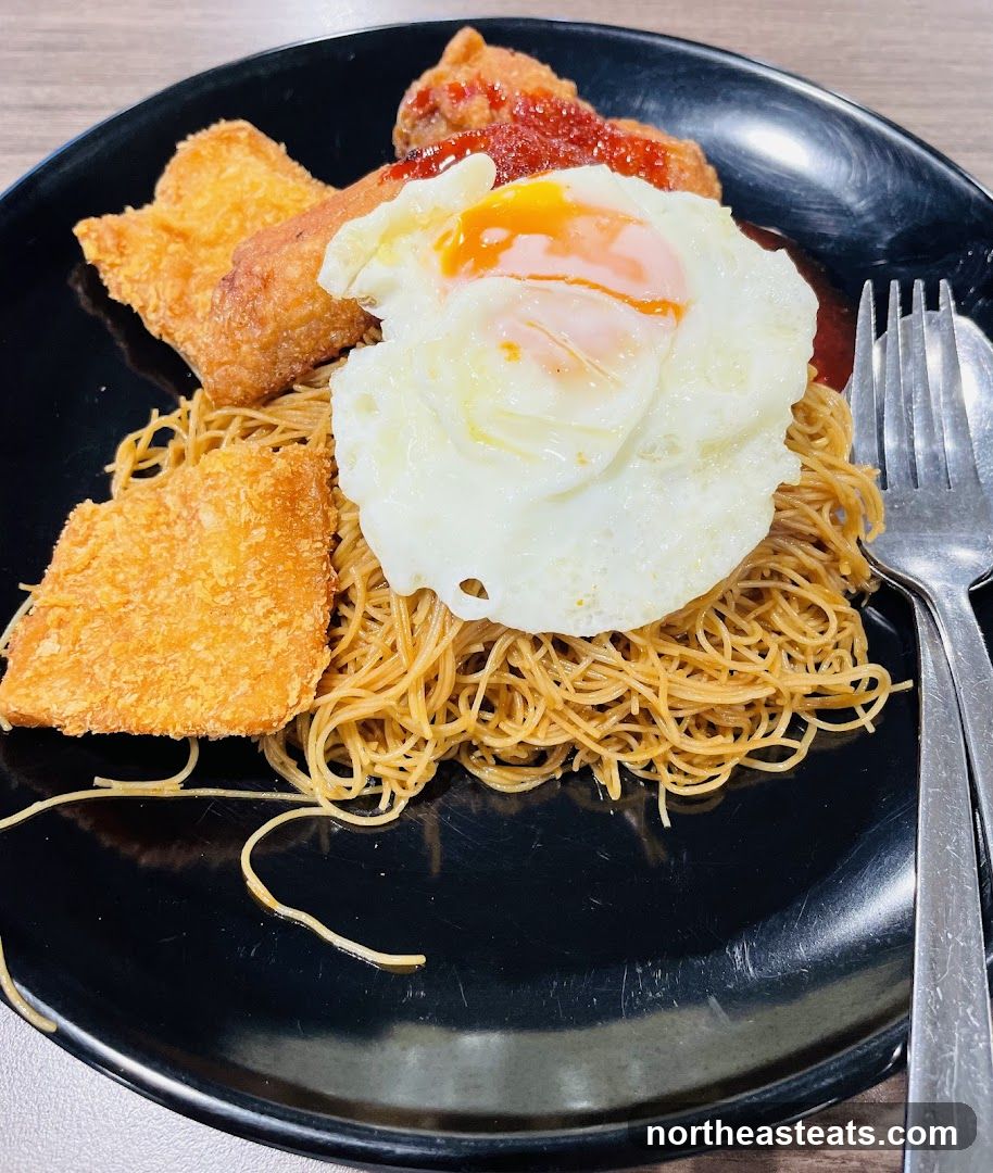 Noodles with Fried Food and Egg