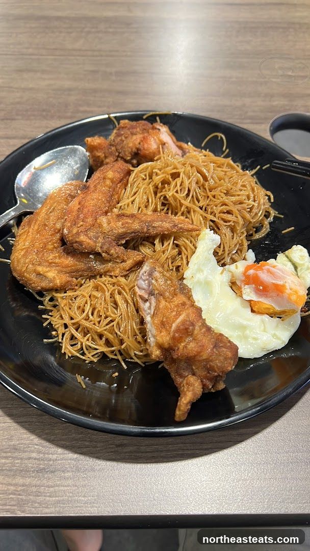 Fried Chicken Wings with Noodles and Egg