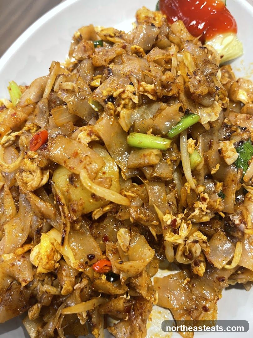 Stir-fried noodles with egg and chili
