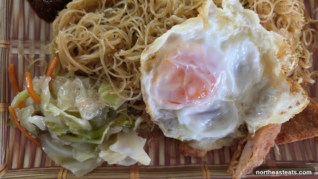 Fried Egg with Noodles and Vegetables