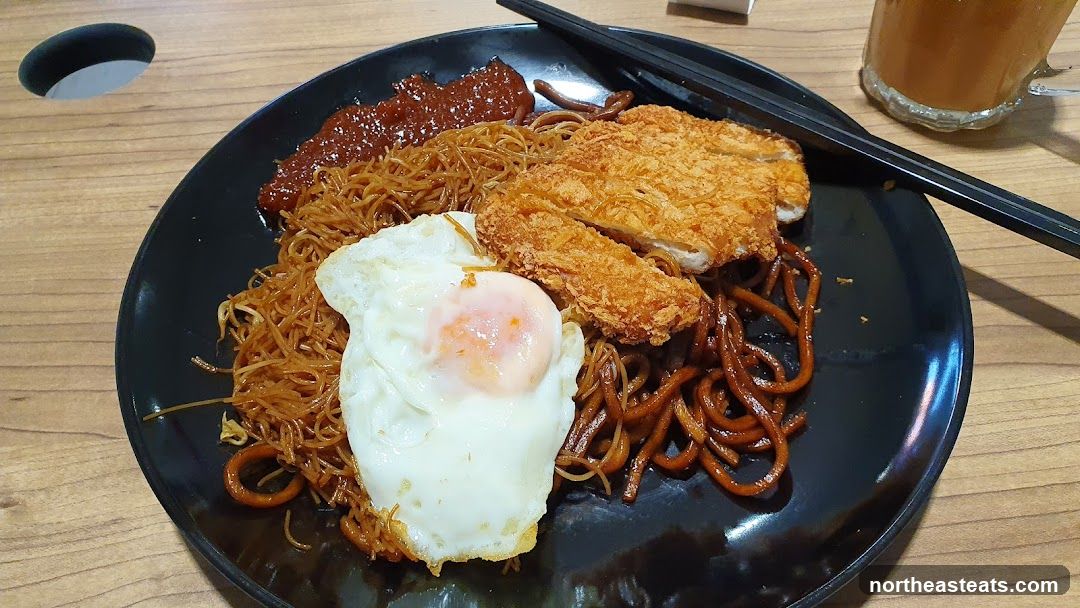Fried Noodles with Fried Egg and Chicken