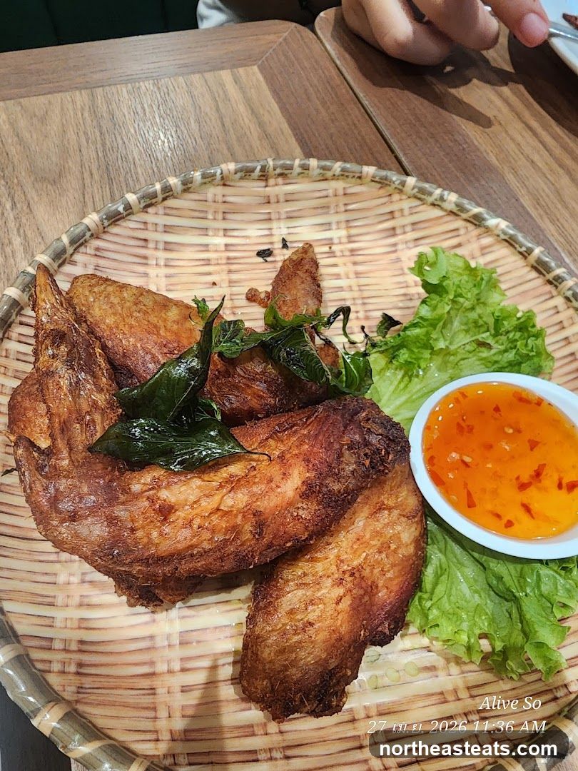 Fried Chicken Wings with Dipping Sauce