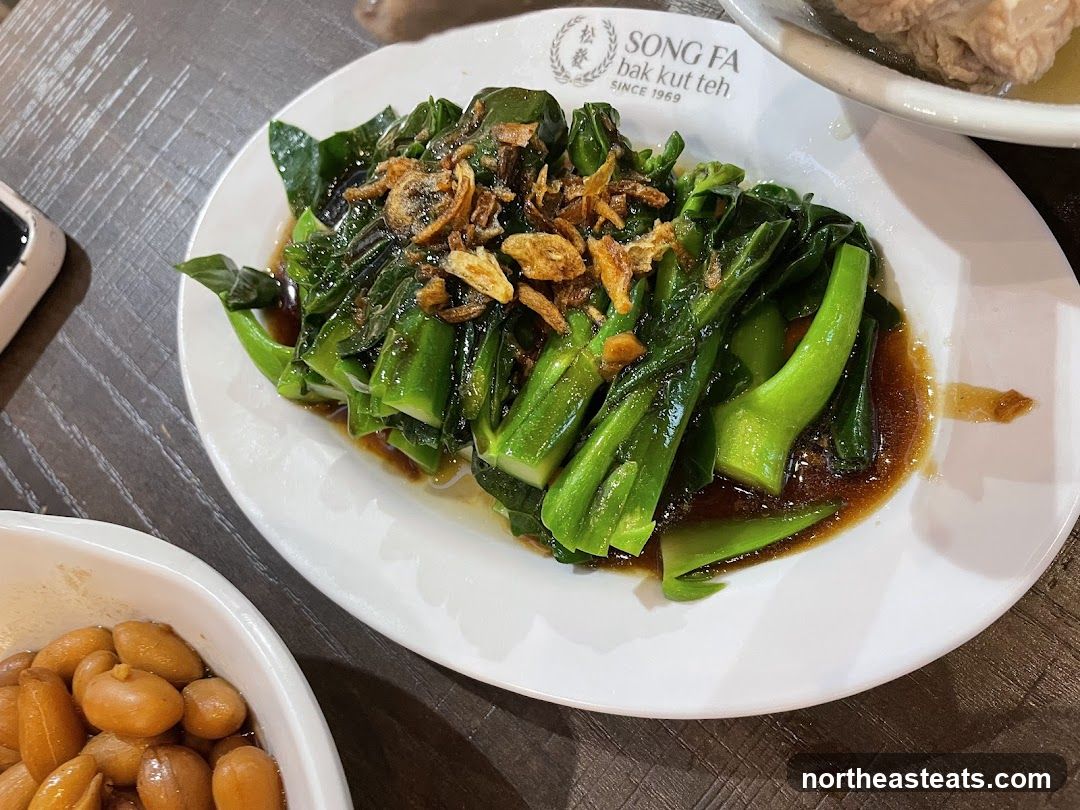 Stir-fried vegetables with fried shallots