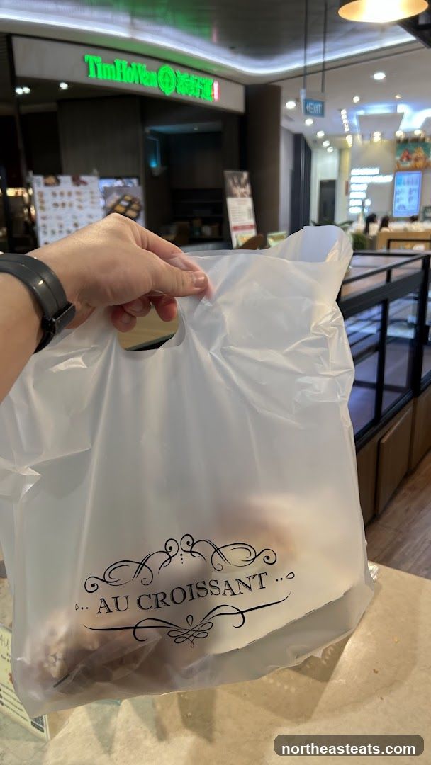 Bag with "Au Croissant" logo