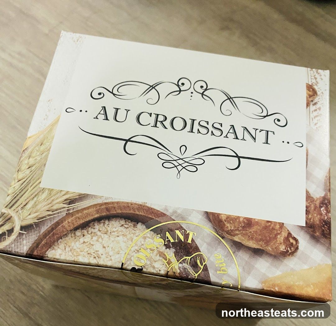 Box with "AU CROISSANT" logo