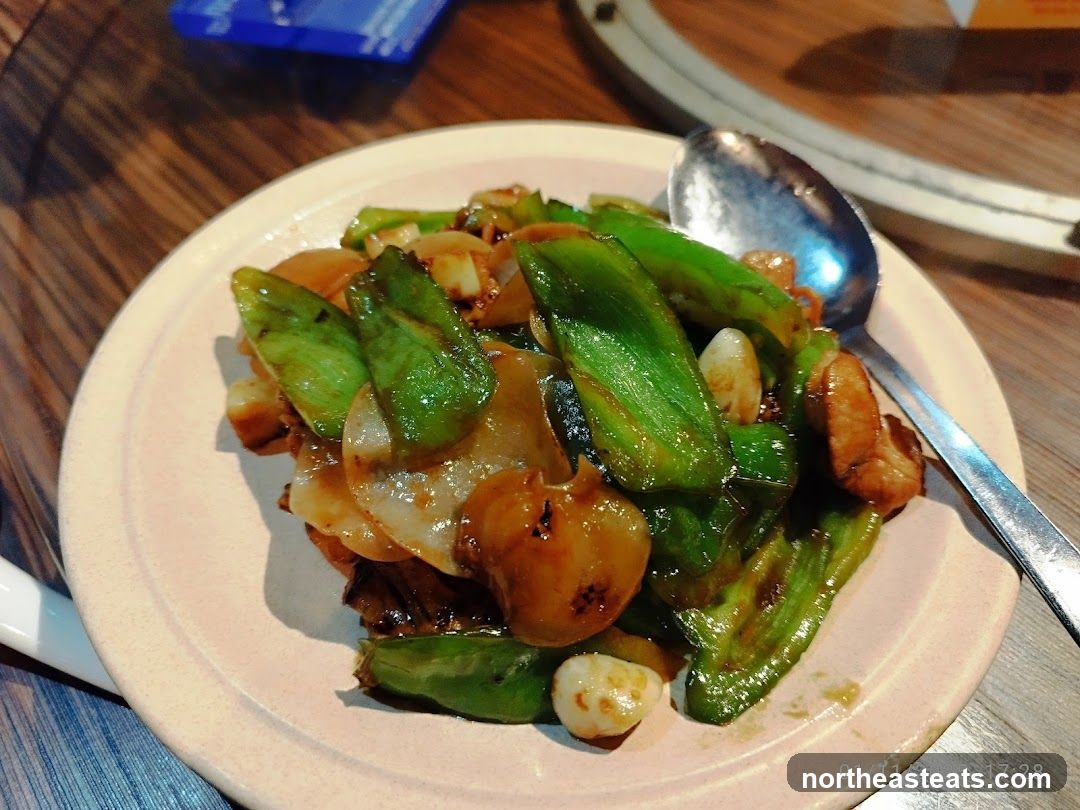 Stir-fried dish with green peppers and mushrooms