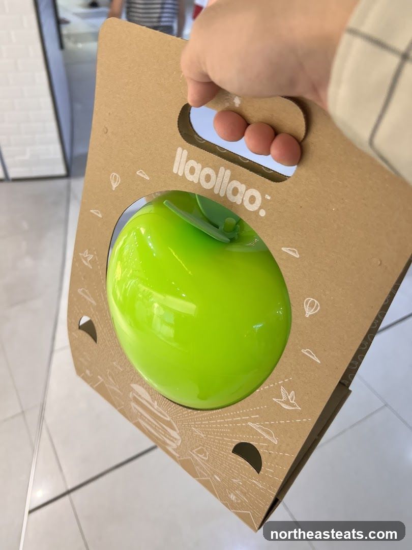 Llaollao branded bag with a green apple-shaped container