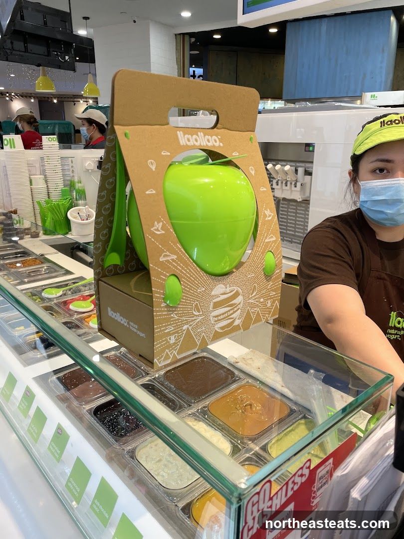Llaollao Yogurt Toppings Display