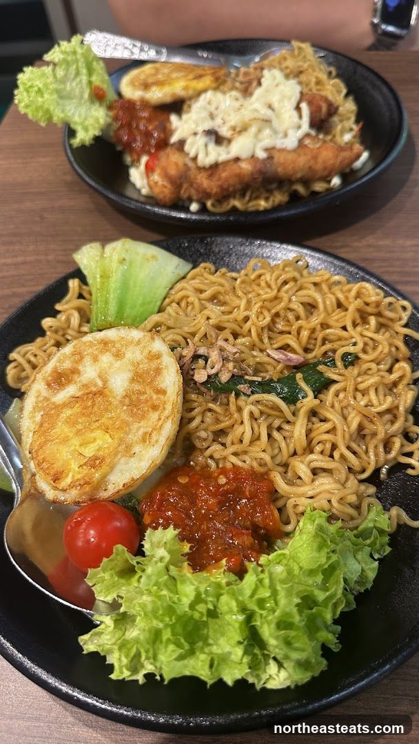 Noodles with Fried Egg and Chili Sauce