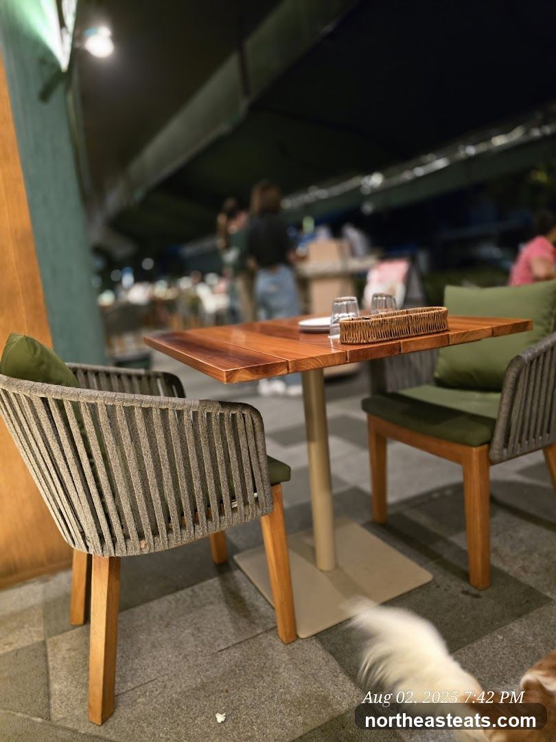 Outdoor Dining Table Setting