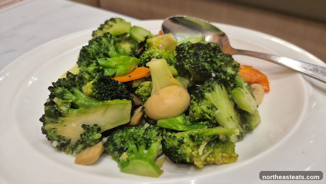 Steamed Broccoli with Mushrooms and Carrots