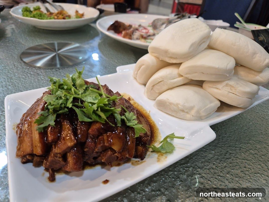 Braised Pork Belly with Mantou Buns