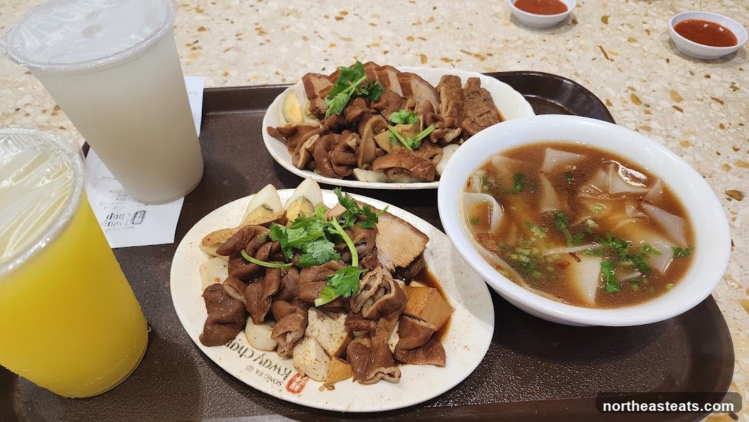 Braised Intestines and Pork Belly with Soup and Drinks