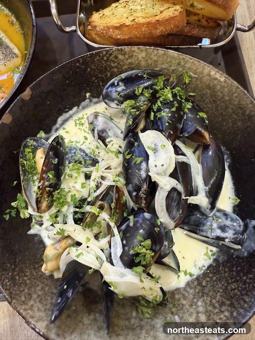 Mussels in Cream Sauce with Garlic Bread
