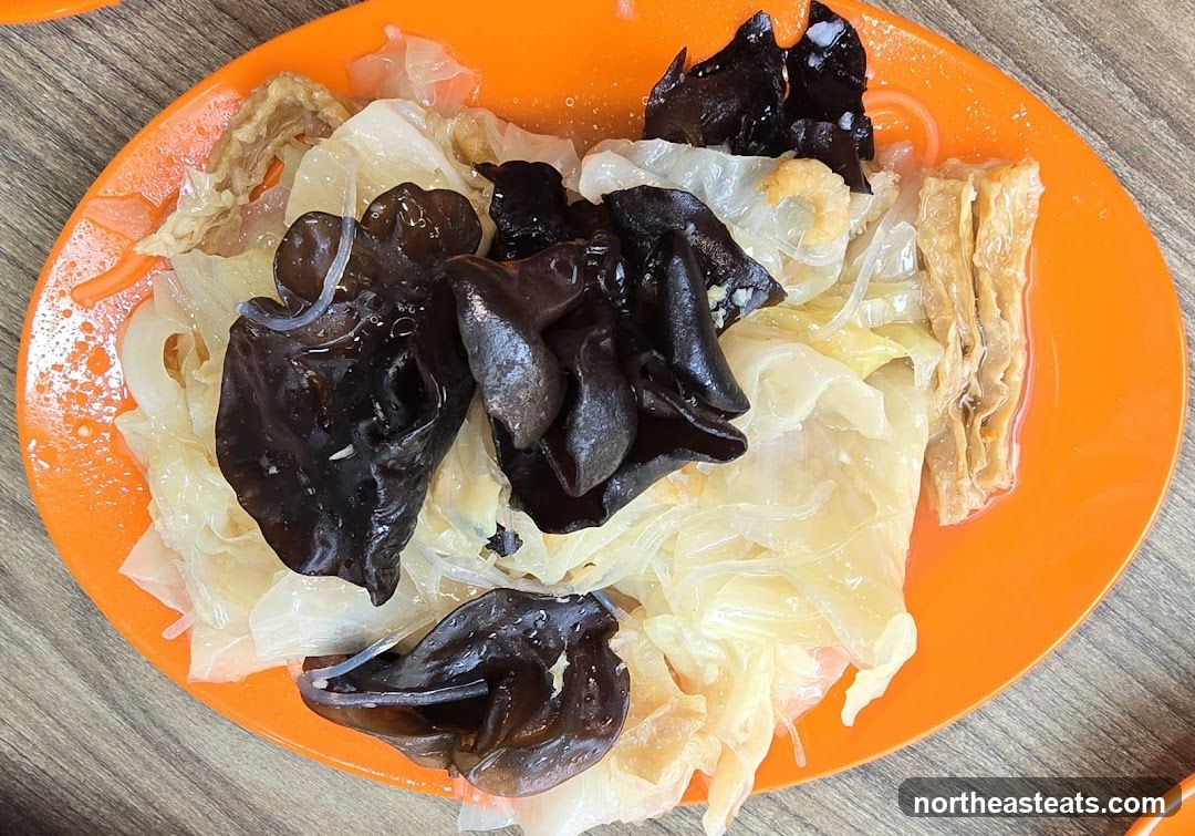 Braised Cabbage with Wood Ear Mushrooms