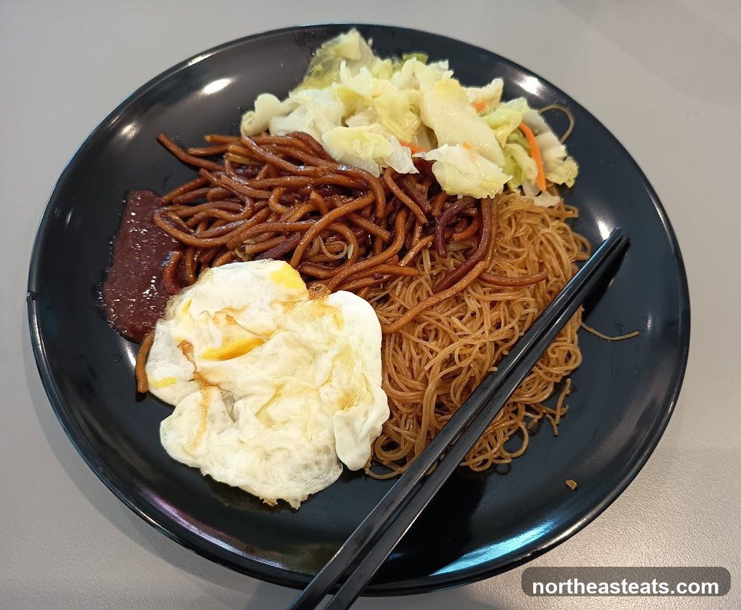 Noodles with Fried Egg and Vegetables