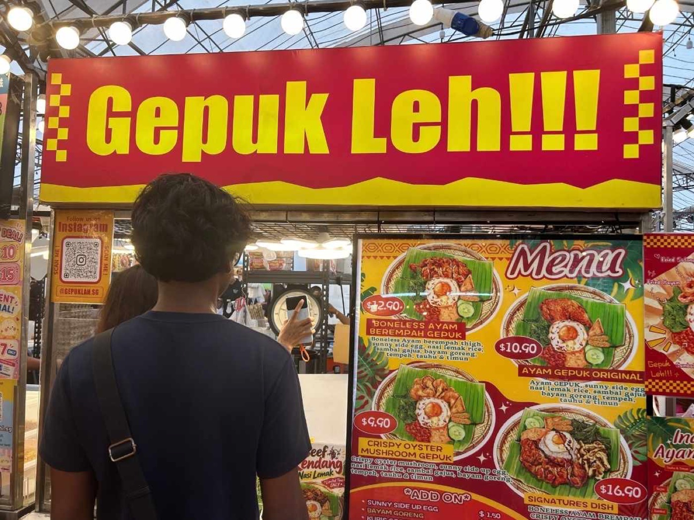 Gepuk Leh stall front at Punggol pasar malam selling Indonesian smashed chicken, October 2026